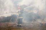 Tragiczny pożar! W wypełnionej słomą płonącej stodole zginęła kobieta. Ogień gasiło 15 jednostek straży pożarnej