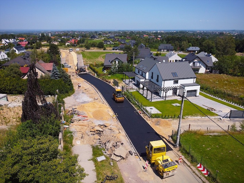 Ujęcie z drona na asfaltowana ul. Łowiecką – widok znad...