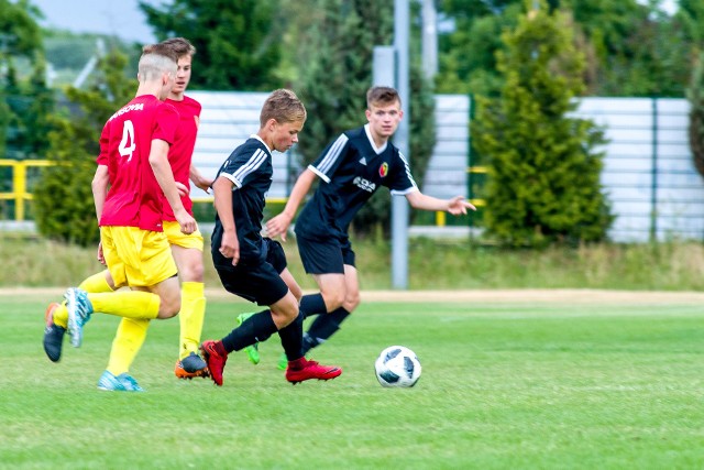 Trampkarze MOSP (ciemniejsze stroje) przegrali 0:1 pierwszy mecz barażowy z Varsovią