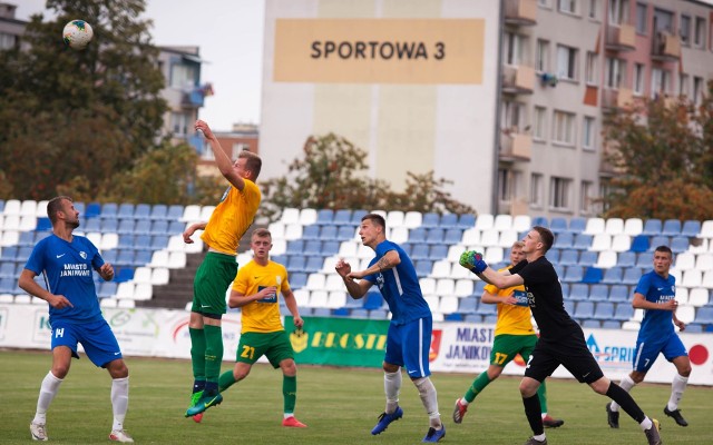 W drugiej kolejce trzeciej ligi Unia Janikowo zremisowała z Chemikiem Police 1:1. Gola dla janikowian strzelił Przemysław Kędziora. Po tym meczu unici zajmują szóste miejsce w tabeli. Na kolejnych stronach zdjęcia z meczu oraz fotki kibiców