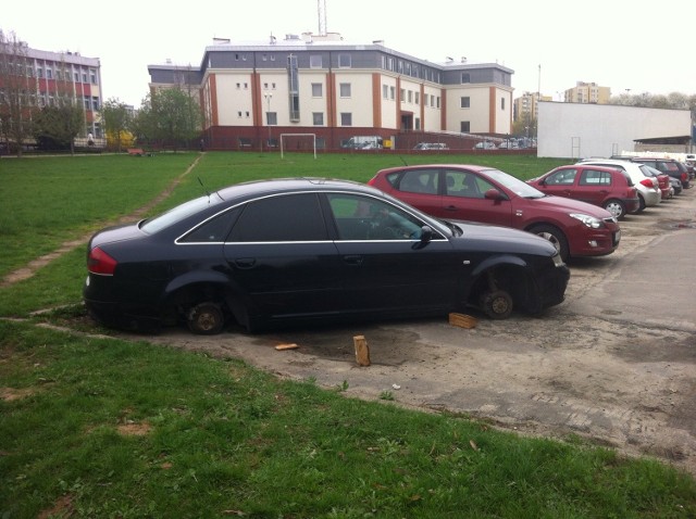 Złodzieje ukradli cztery koła. Właściciel liczył, że w pobliżu komisariatu auto będzie bezpieczne