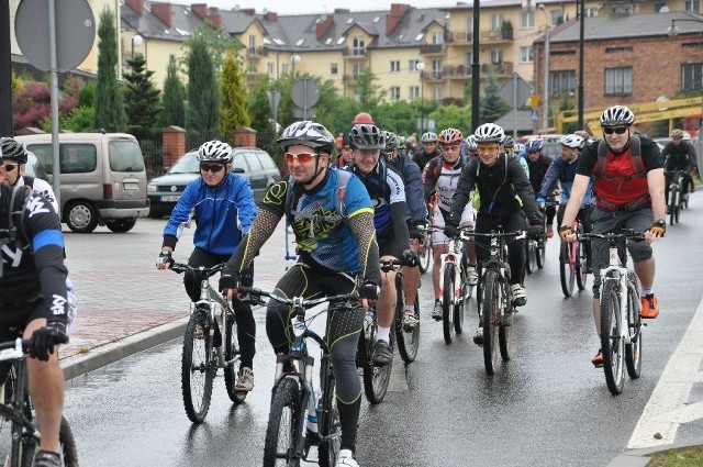 Uczestnicy Skarżyskiego Rajdu Rowerowego wystartowali tradycyjnie sprzed hali sportowej przy ulicy Sienkiewicza.