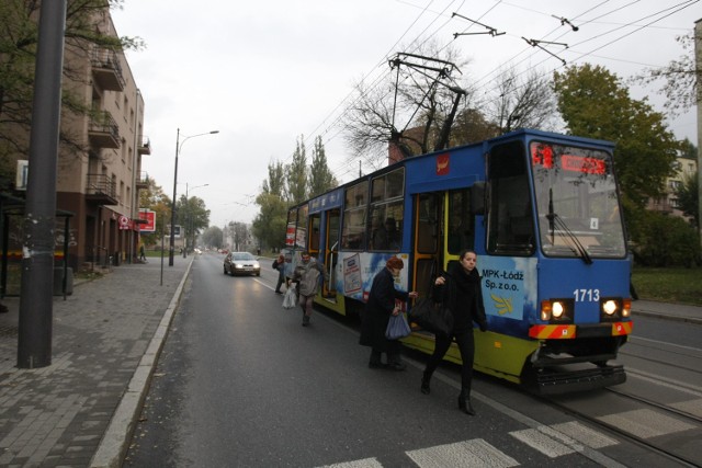 Na Limanowskiego przy Sierakowskiego zatrzymują się tylko tramwaje. Okoliczni mieszkańcy chcieliby, żeby na tym przystanku zatrzymywały się również autobusy, zjeżdżające do zajezdni