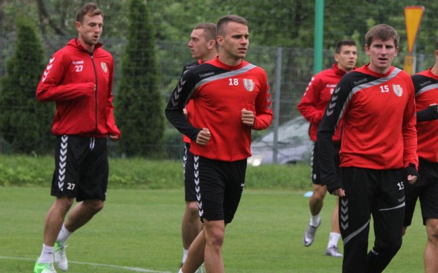 Marcin Cebula (w środku), wychowanek Pogoni Staszów, na razie nie wie, gdzie zagra w przyszłym sezonie.  