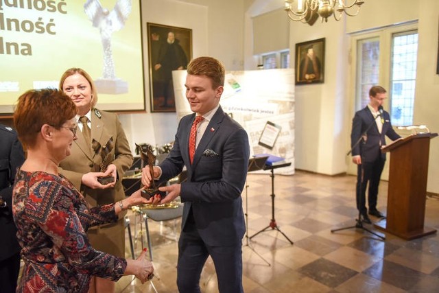 Dobromir Szymański odbiera statuetkę w trakcie uroczystej gali zorganizowanej w toruńskim Ratuszu Staromiejskim