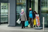 Godziny dla seniorów zostaną zniesione? Jest pomysł, aby zamiast nich w sklepach stworzyć kasy dla seniorów