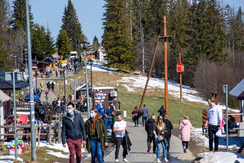 Zakopane. Gubałówka pełna ludzi. Wszyscy opalają się w kwietniowym słoneczku