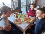 Uczniowie kazimierskiej „jedynki” na pysznych zajęciach w restauracji. Pod okiem mistrza przygotowywali w Komodzie Smaku pizzę