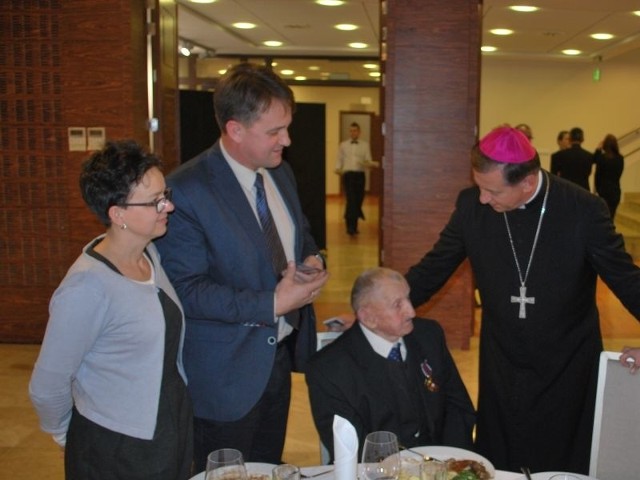 Bp Józef Guzdek rozmawia z Piotrem Jasionowskim