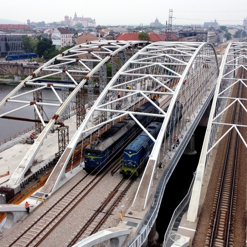 Kraków. Na nowym moście na Wiśle pojawiły się już lokomotywy [ZDJĘCIA]