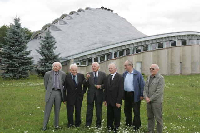 Od lewej: Aleksander Franta, Jerzy Gottfried, Henryk B. Buszko, Jan Kozub, Adam Huebner, Marian Kapolka w lipcu  2011 roku pod chorzowskim Kapeluszem autorstwa Henryka B. Buszki