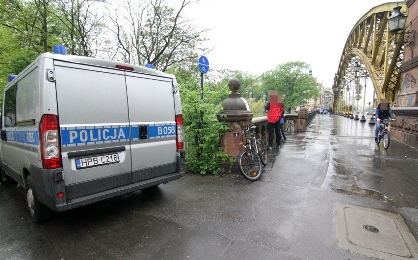 Wypadek przy moście Zwierzynieckim. Samochód potrącił rowerzystę (ZDJĘCIA)