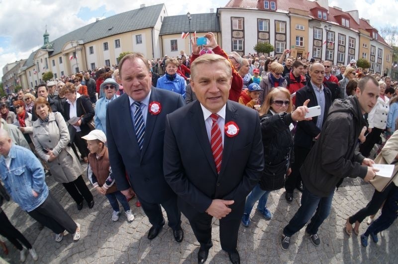 Rynek Kościuszki. Patriotyczne śpiewanie z okazji święta Konstytucji 3 Maja (zdjęcia, wideo)