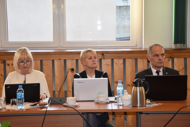 Z lewej skarbniczka Jolanta Skuczyńska. Wylicza, na ile samorząd stać na dopłaty. Obok burmistrz Jolanta Fierek i Grzegorz Klauza