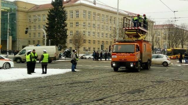 Uszkodzona trakcja na rondzie Reagana. Objazdy dla tramwajów. Utrudnienia dla kierowców