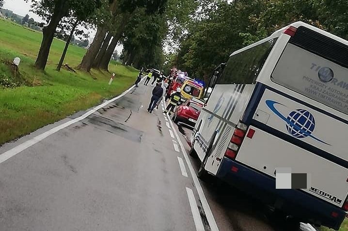 Mały Płock: Wypadek śmiertelny. Bmw uderzyło w drzewo, dwie...