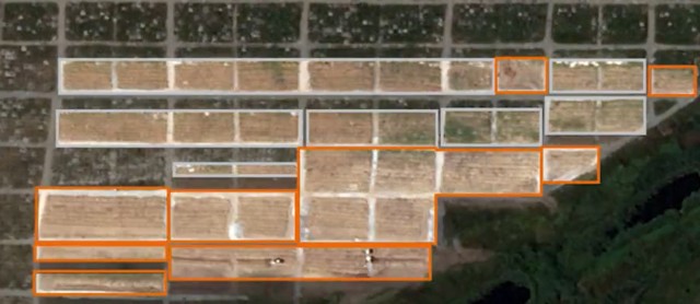 Zaznaczone na pomarańczowo fragmenty zdjęcia satelitarnego, to nowe masowe mogiły w Starym Krymie. Zdjęcie pochodzi 29 czerwca.