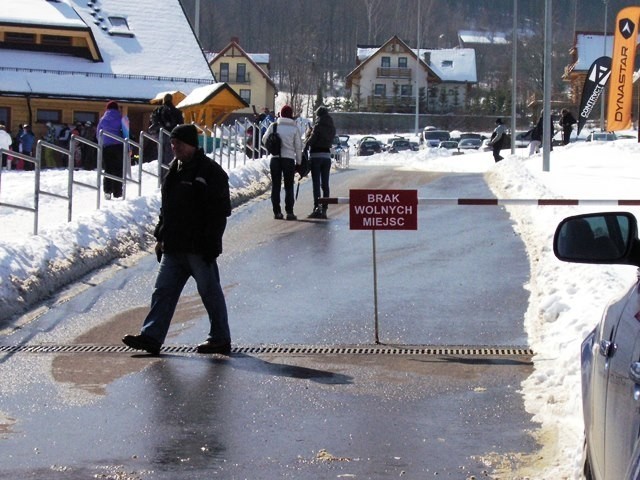 Bielsko-Biała: Na Dębowcu taki tłum narciarzy, że znów nie ma gdzie parkować [ZDJĘCIA]