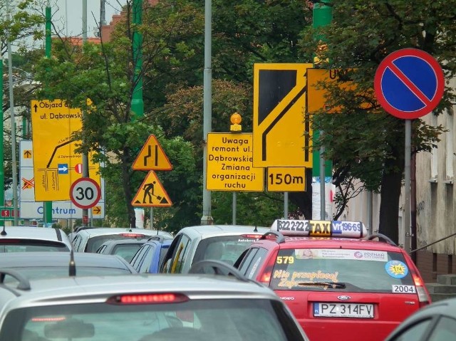 Utrudnienia na Dąbrowskiego. Dla pasażerów, kierowców i pieszych