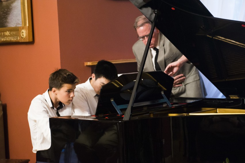 Młodzi pianiści koncertowali w Oblęgorku