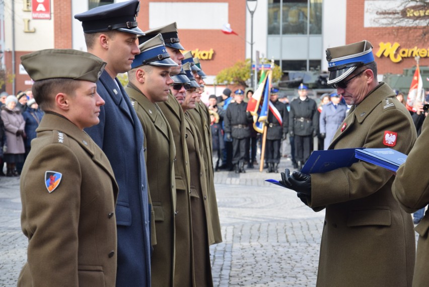 Dowódca stargardzkiego garnizonu wręcza żołnierzom nominacje...