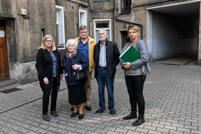 Choć zgodnie z prawem, lokatorów, którzy otrzymali w czasach PRL przydział na czas nieokreślony obowiązuje trzyletni okres wypowiedzenia, właściciel kamienicy dał im miesiąc lub trzy miesiące na wyprowadzkę.