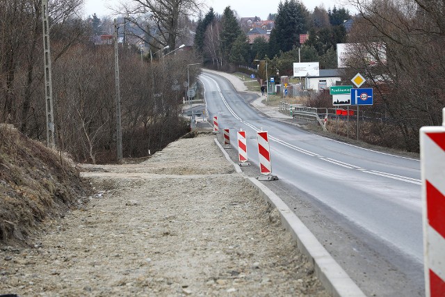 Rozpoczęła się budowa chodnika przy DW 964 w gminie Wieliczka, na odcinku Koźmice Małe - Raciborsko. Prace warte prawie milion złotych, zaplanowano do końca lipca 2022 roku