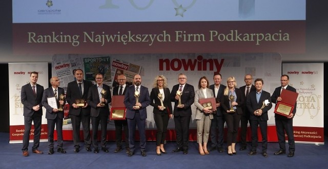 Zwycięzcy poprzedniego Rankingu „Złota Setka Firm Podkarpacia” z dyplomami i statuetkami.