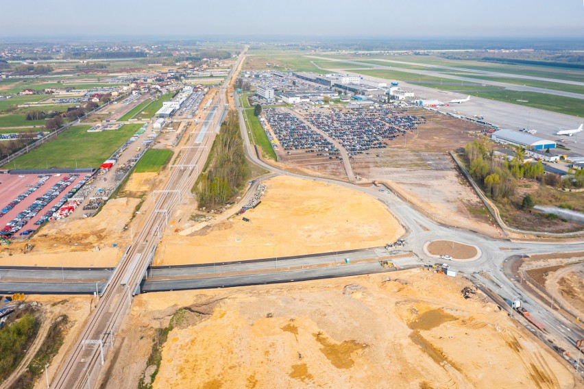 A to już widok przebudowy układu drogowego wokół lotniska w...
