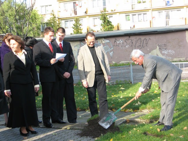 Nie ma szans, aby do wyborów starosta i burmistrz Duszyński zakopali "wojenny topór". Na zdjęciu: jesień 2008, starosta kopie fundamenty pod salę sportową przy ulicy Dworcowej.