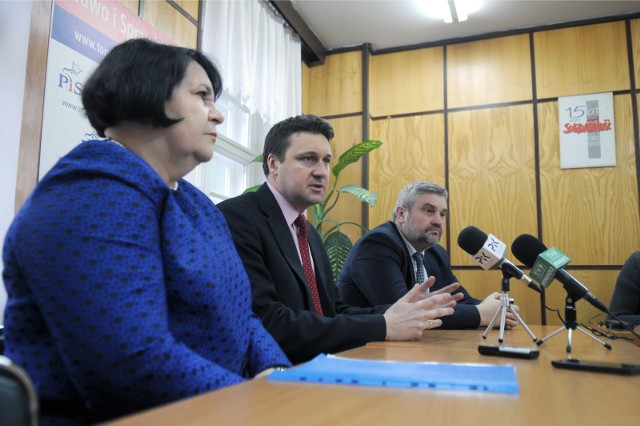 W szeregach PiS nie ma już miejsca dla Łukasza Zbonikowskiego (w środku)