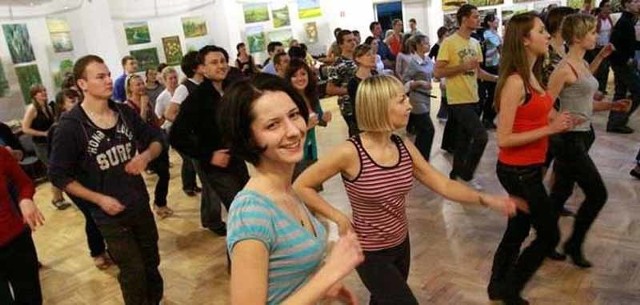 Uczestnicy warsztatów uczyli się jak zachować odpowiednią postawę podczas tańca i jak się odpowiednio poruszać.