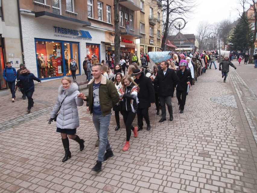 Zakopane. Maturzyści zatańczyli poloneza na Krupówkach [ZDJĘCIA,WIDEO]