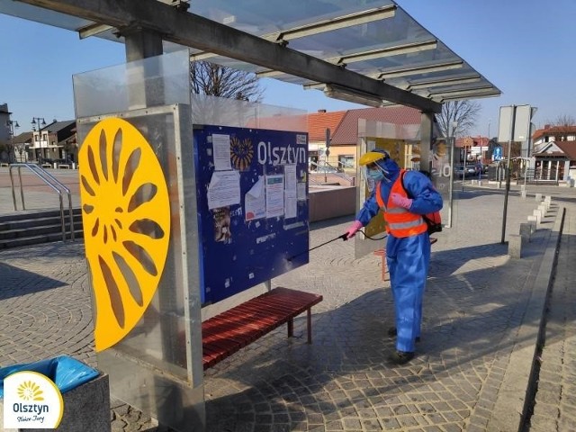 Trwa dezynfekcja ulic i przystanków w gminie Olsztyn.Zobacz kolejne zdjęcia. Przesuwaj zdjęcia w prawo - naciśnij strzałkę lub przycisk NASTĘPNE