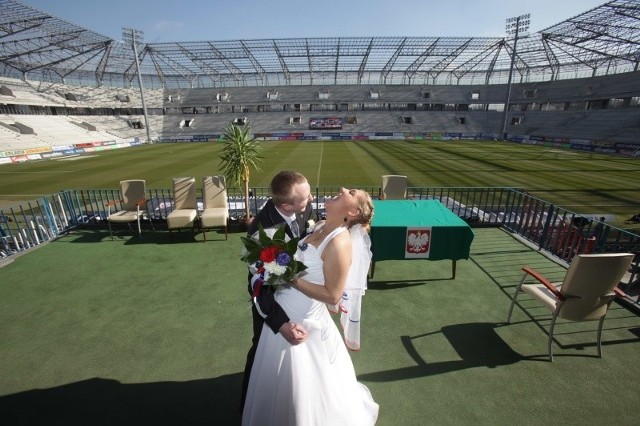Ślubny kobierzec w barwie murawy piłkarskiego boiska? Dlaczego nie. Śluby na stadionach już się w Polsce zdarzały.