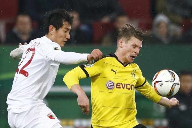 Ji Dong-Won (z lewej, Augsburg) kontra Łukasz Piszczek (Borussia Dortmund)