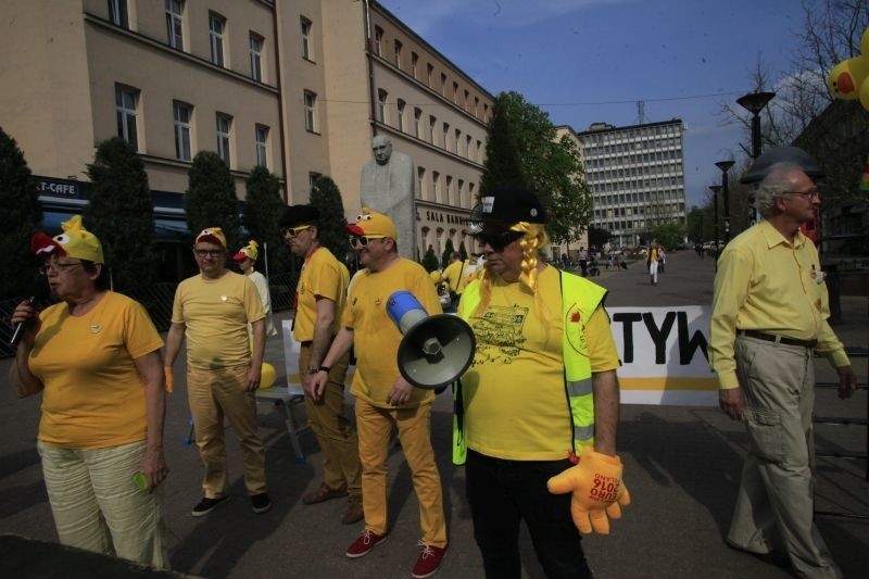 Żółta Alternatywa żąda uwolnienia kaczki! Happening w pasażu Schillera