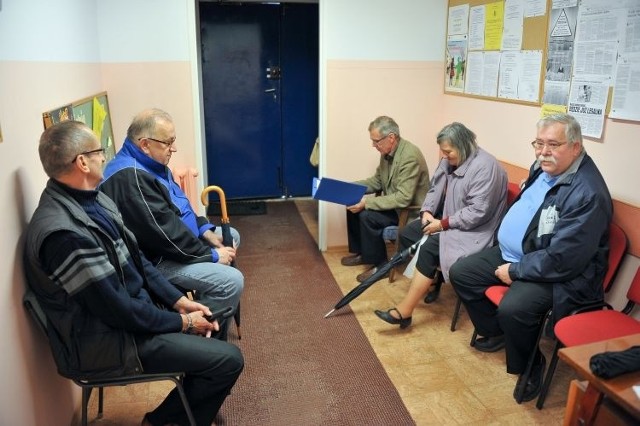 Mieszkańcy choroszczańskich bloków codziennie pilnują swojej spółdzielni. Dyżurują tutaj na zmianę przez osiem godzin. Boją się, że jej były prezes Janusz Czyburko wróci. Pod koniec sierpnia dostał on dyscyplinarne wypowiedzenie z pracy. Jednak nie chciał wynieść się stąd. Próbował się nawet włamać i zabrać ważne dokumenty.