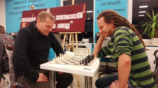 Turniej szachowy odbywał się w krasocińskiej bibliotece.