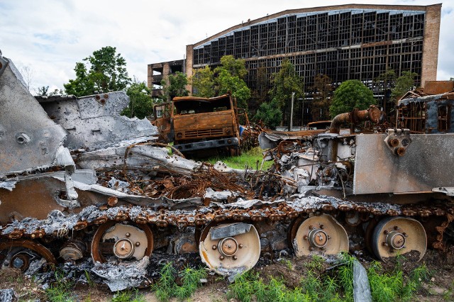 Ukraina, 10 sierpnia 2022 r. Zniszczenia na lotnisku w Hostomelu, niedaleko Kijowa