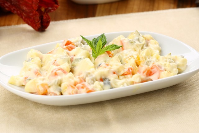 Domowa sałatka jarzynowa bez majonezu to lżejsza wersja przystawki dzięki użyciu jogurtu naturalnego i musztardy.
