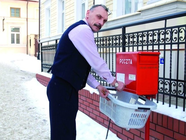 Ryszard Jabłoński, listonosz z Łomży, obawia się następstw restrukturyzacji prowadzonej w Poczcie Polskiej