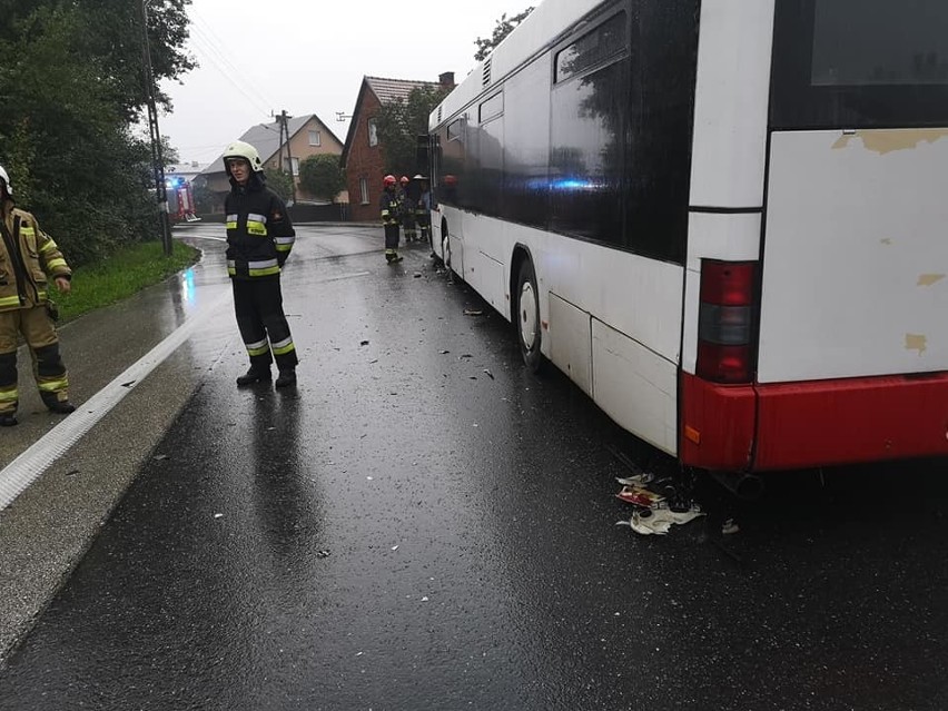 Stary Sącz. Samochód zderzył się z autobusem. Dwie osoby zostały poszkodowane