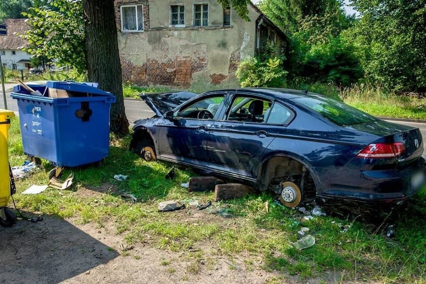 Luksusowy passat porzucony na śmietniku. Stał się magazynem części (ZDJĘCIA)