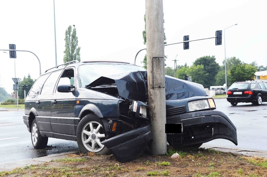 Volkswagen uderzył w słup! Świadkowie zdarzenia poszukiwani [wideo, zdjęcia]