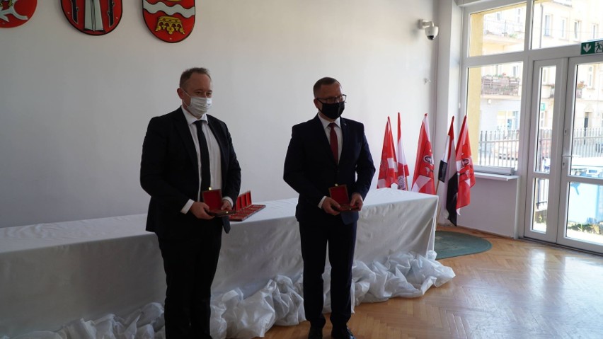 Urząd Miasta uhonorował pamiątkowymi medalami 70-letnich...