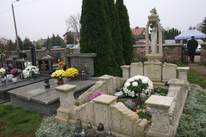 Cmentarz w Zarębach Kościelnych. Na cmentarzu parafialnym w Zarębach jest wiele wyjątkowych nagrobków. Zdjęcia