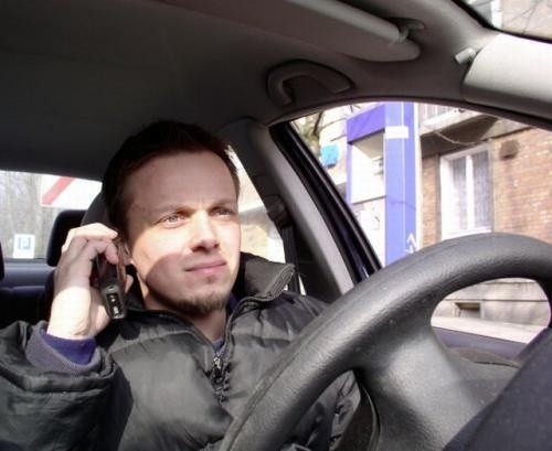 Fot. Robert Kwiatek: Prowadzenie rozmowy przez telefon komórkowy bez urządzenia głośnomówiącego jest karane. W Polsce grozi za to mandat 100 zł, a na terenie Unii Europejskiej &#8211; od 35 do 50 euro.