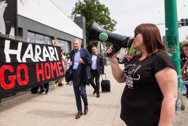 Protest odbył się w środę, 11 maja, pod budynkiem Międzynarodowych Targów Poznańskich.