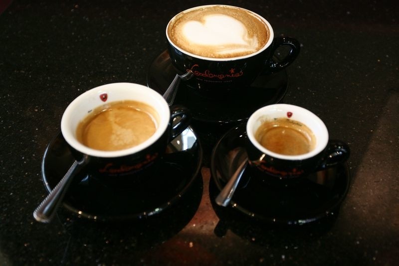 Do najchętniej zamawianych kaw w Lodomanii należą: Espresso...